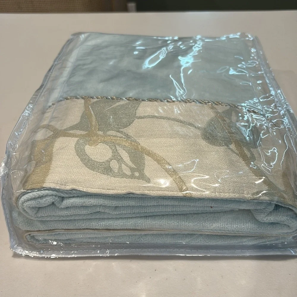 Paradisio By Shelly Kline Decorative 3 Piece Towel Set. Hand, Bath and Fingertip